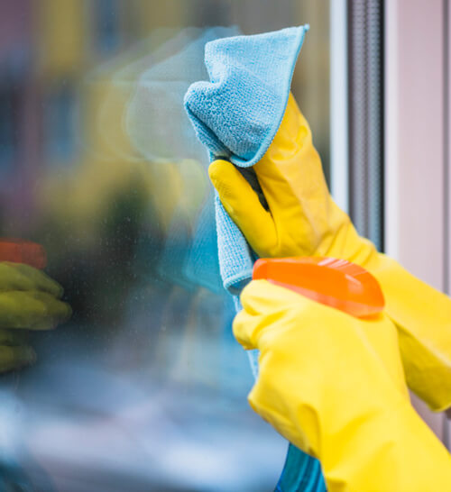 Come pulire i vetri senza aloni: l’intervento dei professionisti del pulito