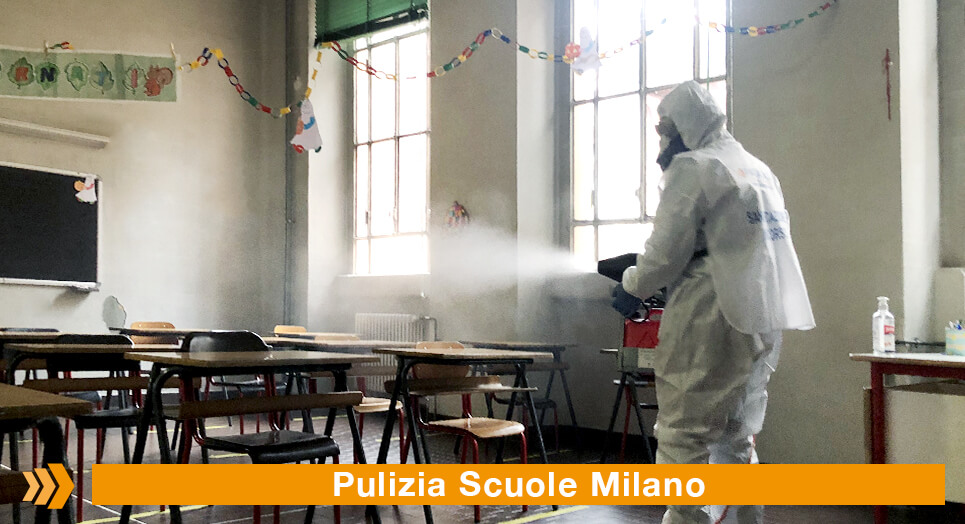 Pulizia Scuole Milano - Operatore di Paracas che sanifica un'aula scolastica