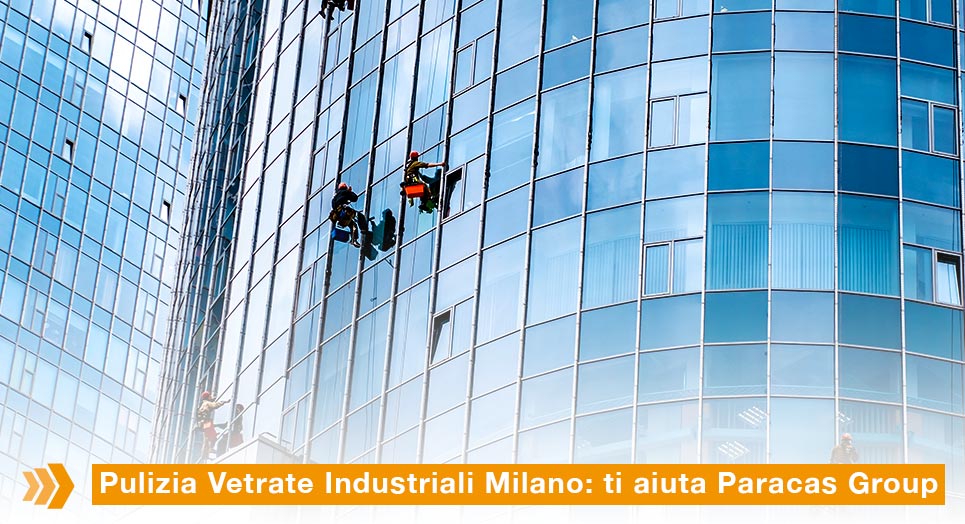 Pulizia Vetrate Industriali Milano: omini puliscono vetrata di un grattacielo in alta quota