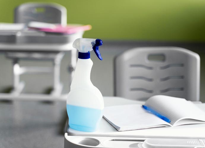 Pulizie scuole Milano: banco soluzione detergente
