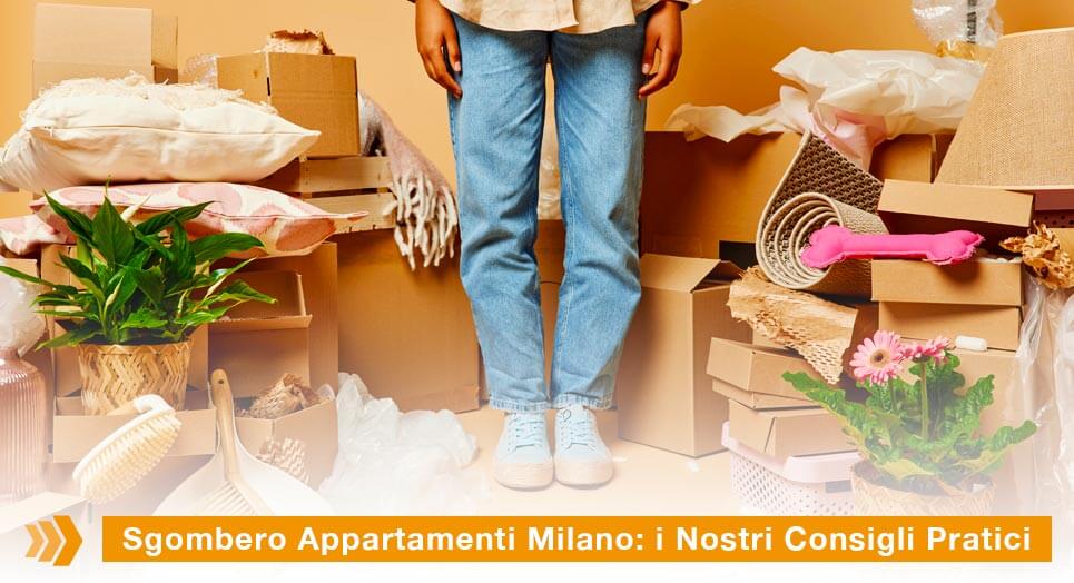 Sgombero Appartamenti Milano: persona circondata da scatoloni