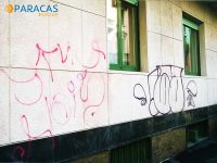 Palazzo deturpato dai graffiti
