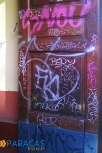Porta deturpata dai graffiti