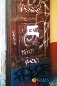 Porta deturpata da graffiti